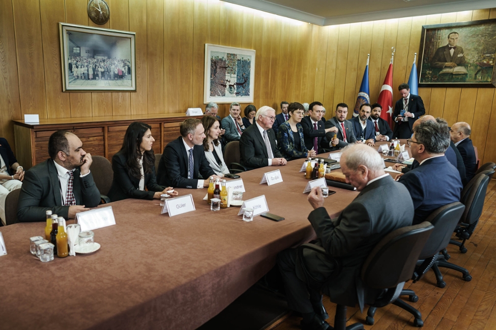 Bundespräsident Frank-Walter Steinmeier an einem Konferenztisch mit anderen Teilnehmenden in der Universität Ankara